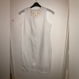 Isaac Mizrahi White Sleeveless Shift Dress with Yellow Button Necklace Detail